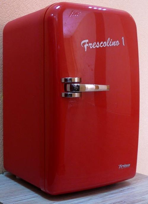 Холодильник красного цвета