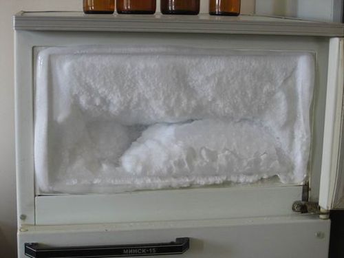 Холодильник очень сильно морозит