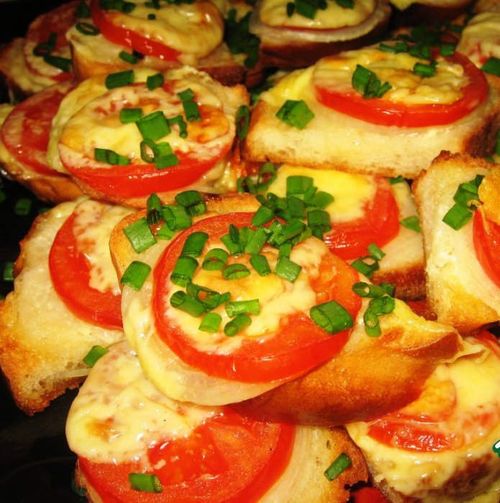 Горячие бутерброды с колбасой и сыром в микроволновке, рецепт с фото — конференц-зал-самара.рф